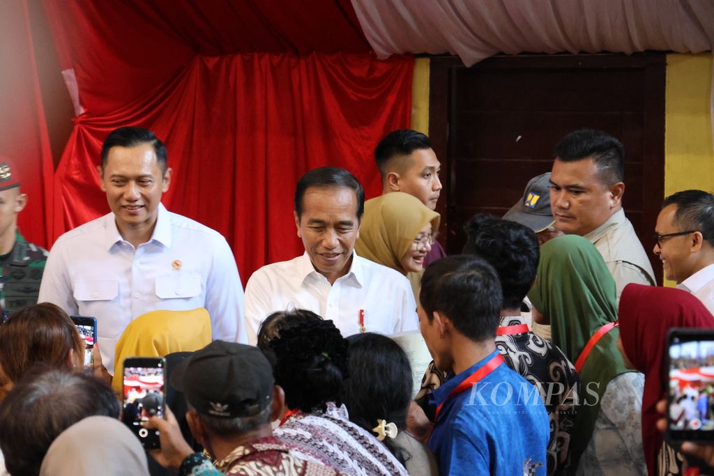 President Joko Widodo shook hands with residents upon arriving at GOR Tawangalun, Banyuwangi, to attend the distribution of land certificates to more than 5,000 residents on Tuesday (April 30, 2024).