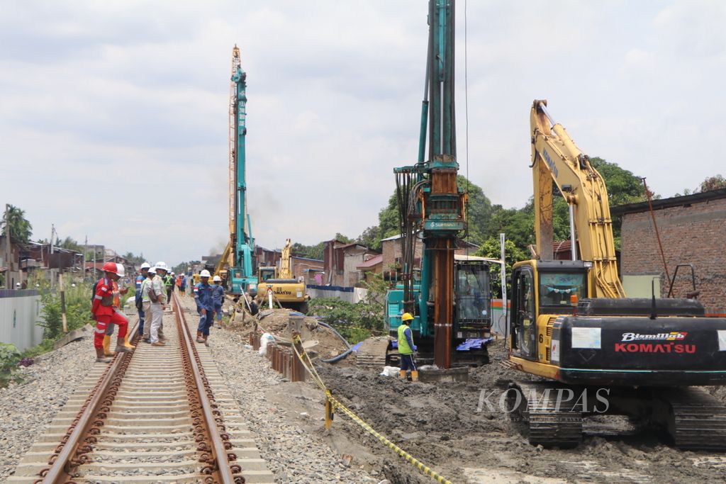 Pekerja beraktivitas pada proyek pembangunan rel layang Medan-Binjai, di Medan, Sabtu (24/9/2022). Jalur layang, rel ganda, dan dua stasiun baru dibangun untuk meningkatkan jalur itu. 