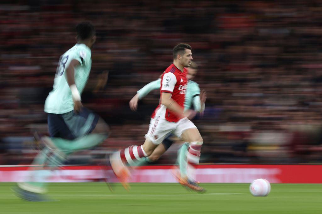 Pemain Arsenal, Granit Xhaka, menggiring bola dalam pertandingan Liga Inggris antara Arsenal dan Leicester City di Stadion Emirates, London, Minggu (13/3/2022). Liverpool akan bertandang ke markas Arsenal di Stadion Emirates, Kamis (17/3/2022) dini hari WIB.