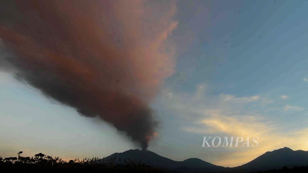 Letusan letusan Gunung Raung yang mengeluarkan abu dan meterial vulkanik membumbung dari puncak hingga mencapai 1.000 meter terlihat di Desa Sumber Arum, Kecamatan Songgon, Kabupaten Banyuwangi, Jawa Timur, Minggu (12/7/2015). Dampak letusan Gunung Raung menyebabkan jadwal penerbangan di sejumlah bandara tertunda. 