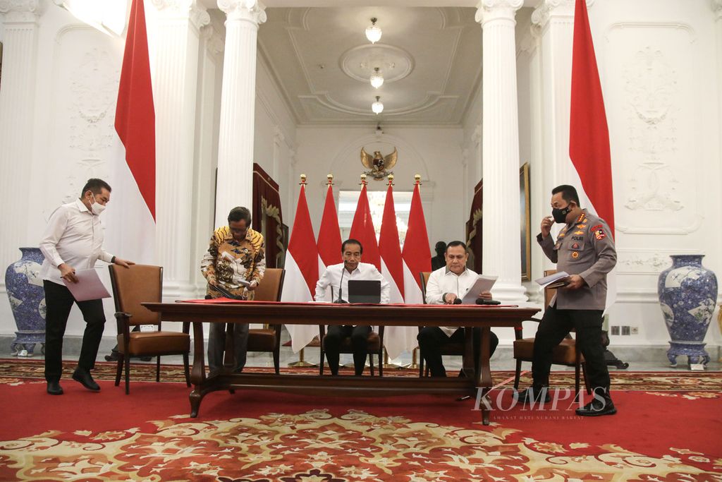 Presiden Joko Widodo (tengah) didampingi Jaksa Agung ST Burhanuddin, Menko Polhukam Mahfud MD, Ketua Komisi Pemberantasan Korupsi Firli Bahuri, dan Kapolri Jenderal  (Pol) Listyo Sigit Prabowo bersiap menyampaikan berbagai hal terkait korupsi khususnya anjloknya indeks persepsi korupsi di Istana Merdeka, Jakarta, Selasa (7/2/2023). Joko Widodo menegaskan bahwa komitmen pemerintah terhadap pemberantasan korupsi tidak pernah surut. Selain itu Joko Widodo juga mendorong dua rancangan undang-undang (RUU), yakni RUU Perampasan Aset dan Pembatasan Transaksi Uang Kartal, dikebut. 