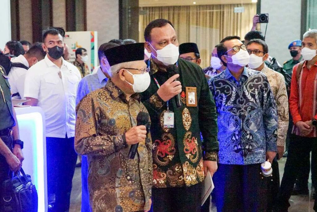 Wakil Presiden Maruf Amin (kiri) berbincang dengan Ketua Komisi Pemberantasan Korupsi (KPK) Firli Bahuri dalam peringatan Hari Antikorupsi Sedunia (Hakordia) Tahun 2022, di Hotel Bidakara, Jakarta, Jumat (9/12/2022). 