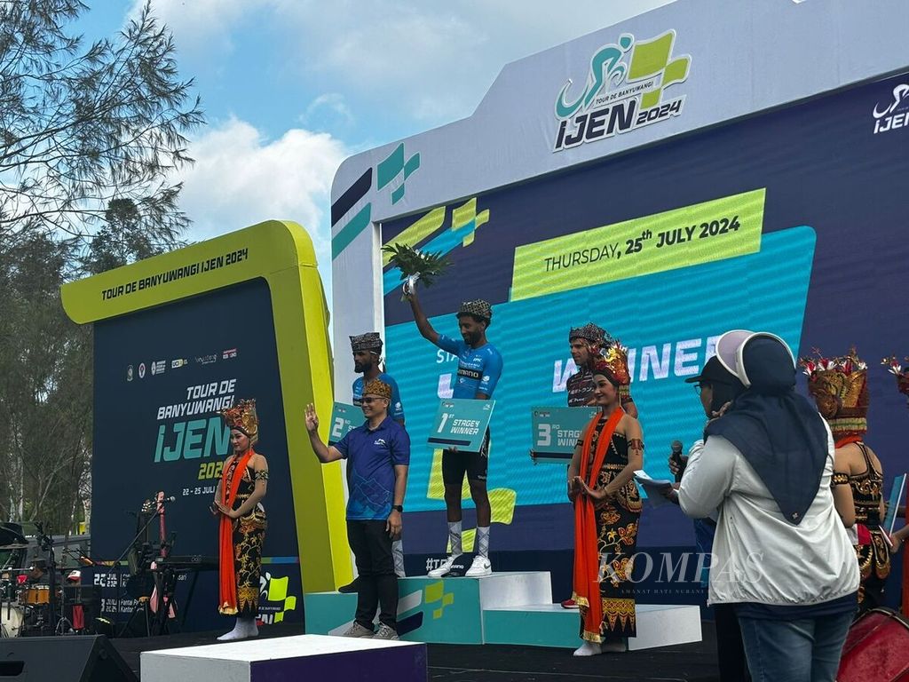 Racer from the Terengganu Cycling Team, Merhawi Kudus (center), won the 2024 International Tour de Banyuwangi Ijen, Thursday (25/7/2024).