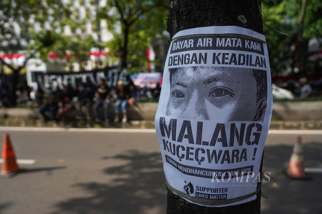Salah satu pamflet Aremania saat menggelar aksi ketika mengiringi para penyintas dan keluarga korban Tragedi Kanjuruhan mendatangi Markas Besar Polri di Jakarta, Sabtu (19/11/2022). Mereka mempertanyakan kelanjutan pelaporan atas tragedi kemanusiaan tersebut, . 
