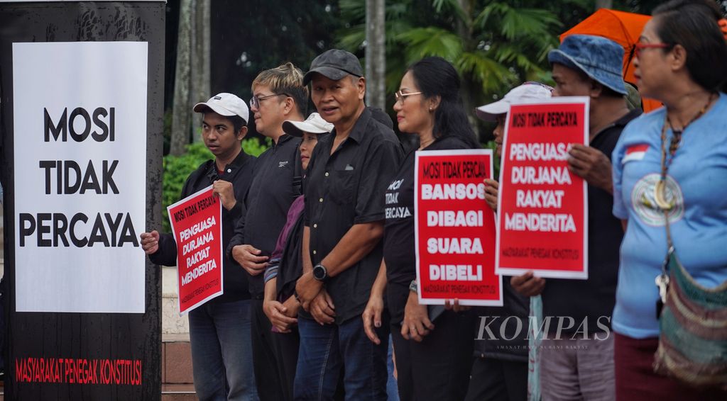 Poster-poster dibawa massa Masyarakat Penegak Konstitusi ketika berunjuk rasa di kompleks Tugu Proklamasi, Jakarta, Rabu (6/3/2024). Sejumlah masyarakat dari berbagai latar belakang ini menyuarakan mosi tidak percaya terhadap Presiden Joko Widodo karena sikap ketidaknetralannya sebagai pemimpin negara dalam Pemilu 2024.
