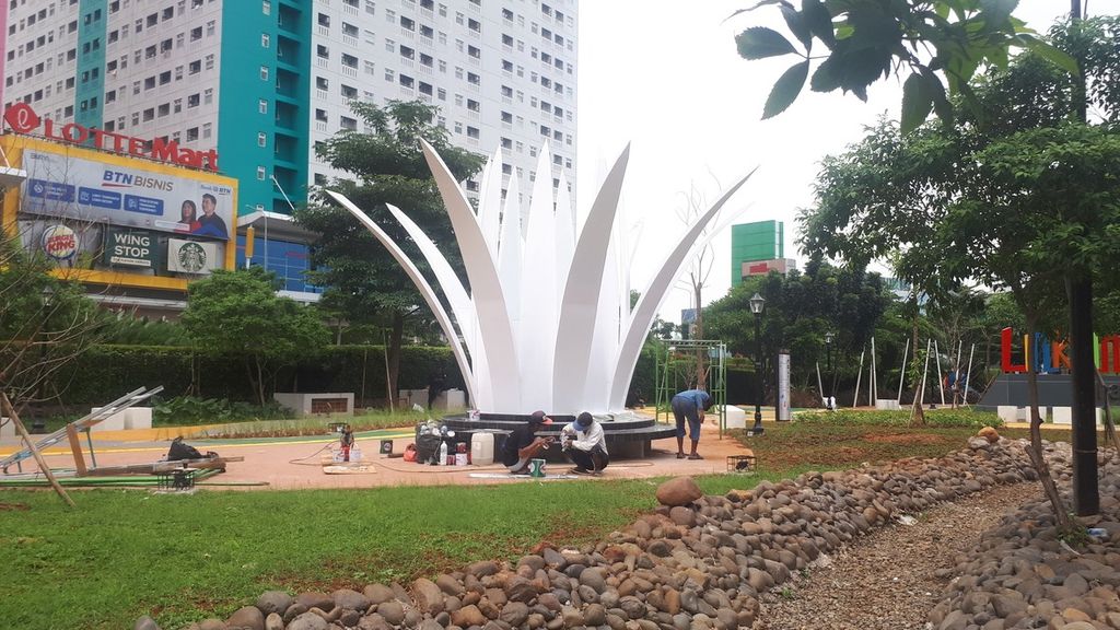 Pekerja sedang mengecat area taman Link In Park di Jl. Jendral Ahmad Yani, Rawasari, Cempaka Putih, Jakarta Pusat, Rabu (11/1/2023).