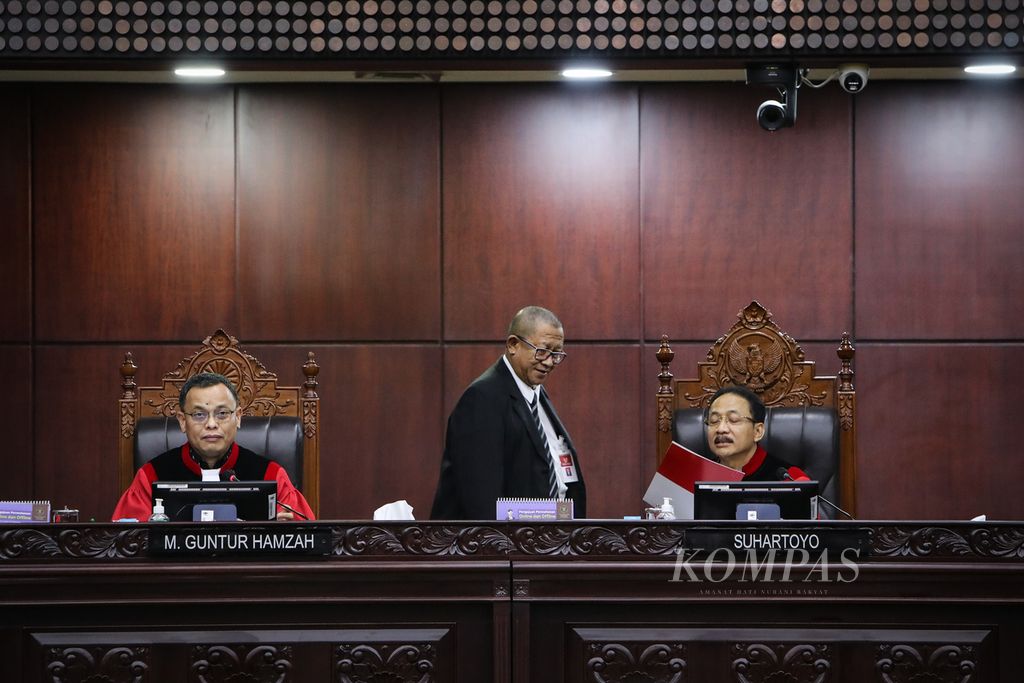 Hakim konstitusi, Suhartoyo (kanan), membaca berkas saat hakim konstitusi, M Guntur Hamzah (kiri), berbicara dalam sidang di Gedung Mahkamah Konstitusi (MK), Jakarta, Rabu (8/11/2023). 