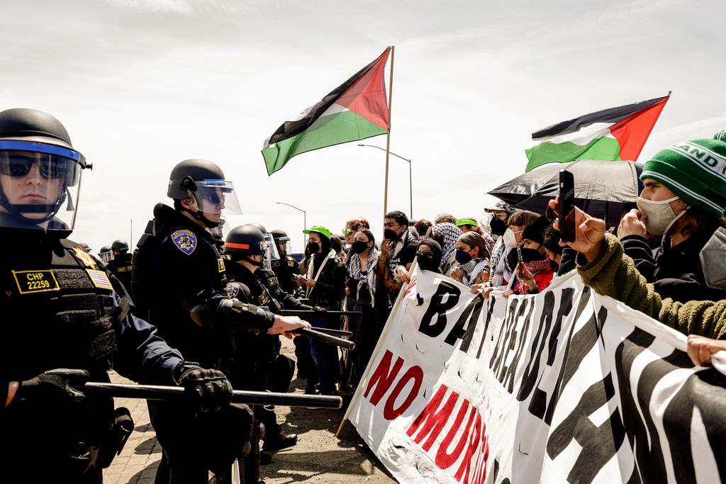 Demonstran pro-Palestina memblokade jalan di Oakland, California, Amerika Serikat, Senin (15/4/2024) waktu setempat. 