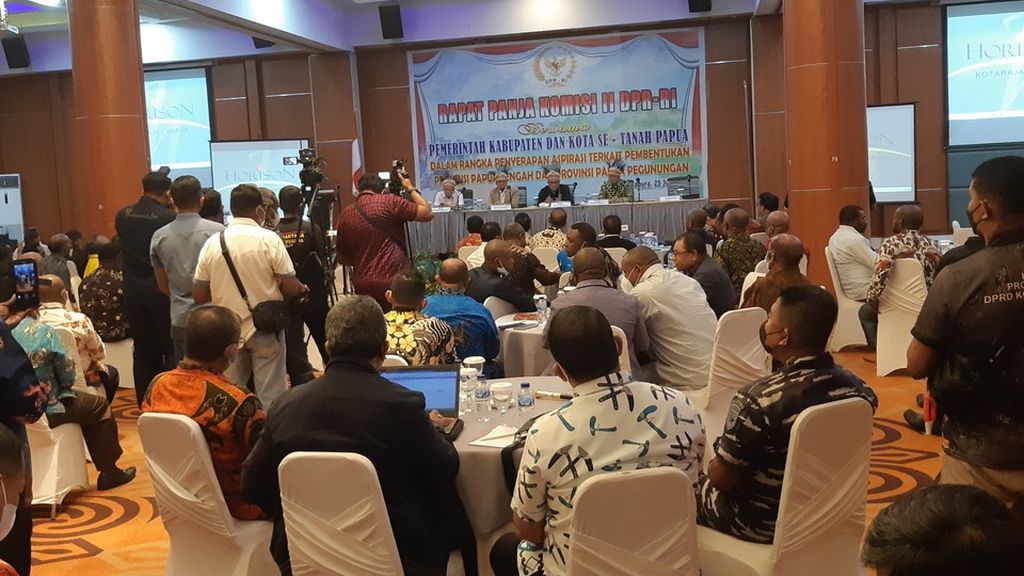 Rapat Panitia Kerja bersama kepala daerah, DPRD, perwakilan tokoh dan Majelis Rakyat Papua di Jayapura, Sabtu (25/6/2022).