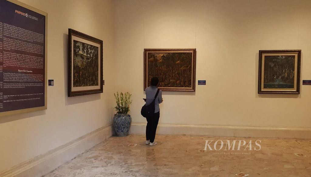 Arma Ubud, Gianyar, menjadi tuan rumah pameran Tirtha Agra Rupa. Pameran seni rupa yang berlangsung sejak Rabu (17/8/2022) hingga Sabtu (27/8/2022) ini menampilkan karya seni dari 41 seniman. Pengunjung mengamati lukisan yang dipajang di Arma Ubud, Gianyar, Bali, Kamis (18/8/2022).