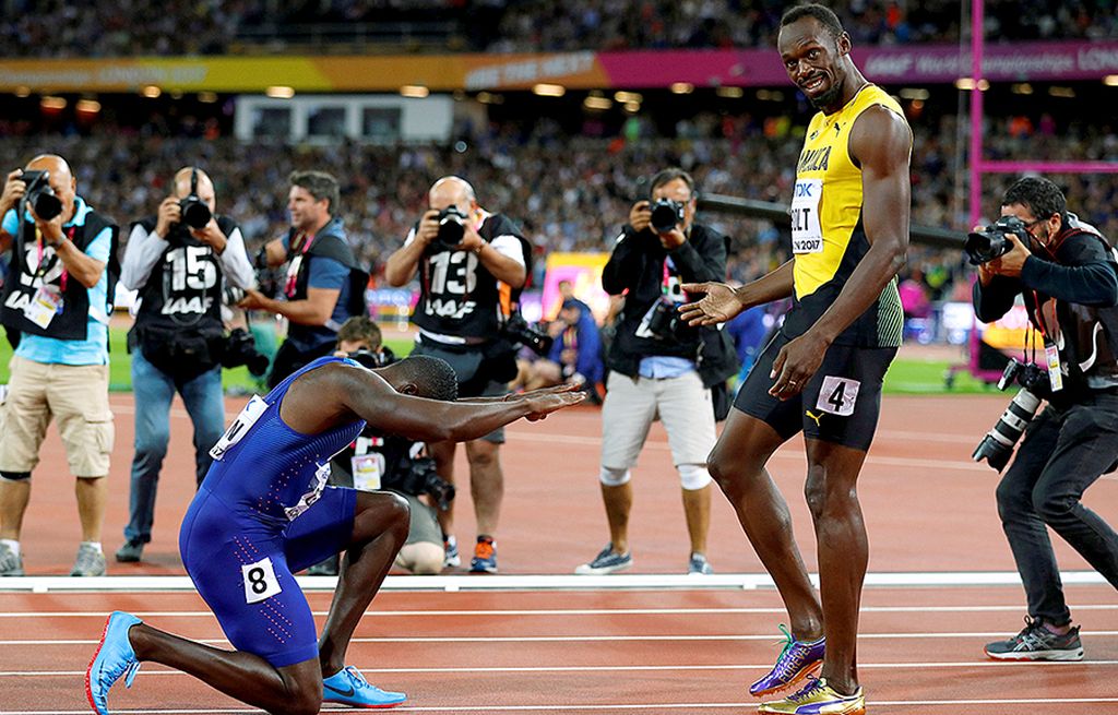 Sprinter  Amerika Serikat, Justin Gatlin, memberikan penghormatan kepada sprinter Jamaika, Usain Bolt, seusai Gatlin merebut emas nomor 100 meter Kejuaraan Dunia Atletik 2017 di Stadion Olimpiade London, Minggu (6/8) dini hari WIB. Gatlin memupus mimpi Usain Bolt berpesta di ujung kariernya, sementara Bolt harus puas dengan perunggu.