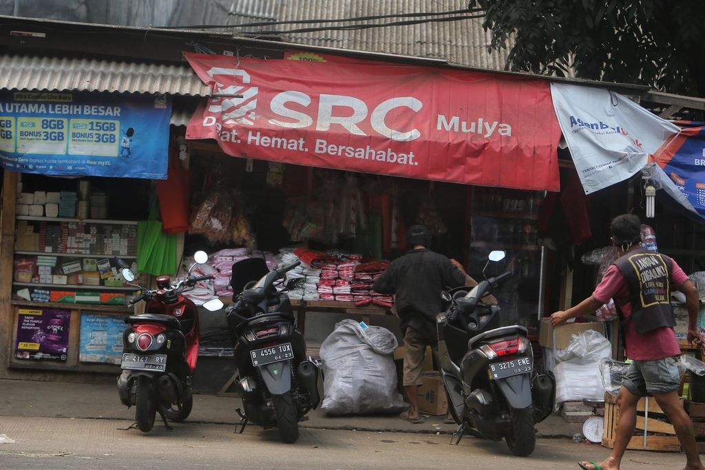 Warga berbelanja di toko kelontong mitra SRC di kawasan Kramat jati, Jakarta Timur, Kamis (22/4/2021).