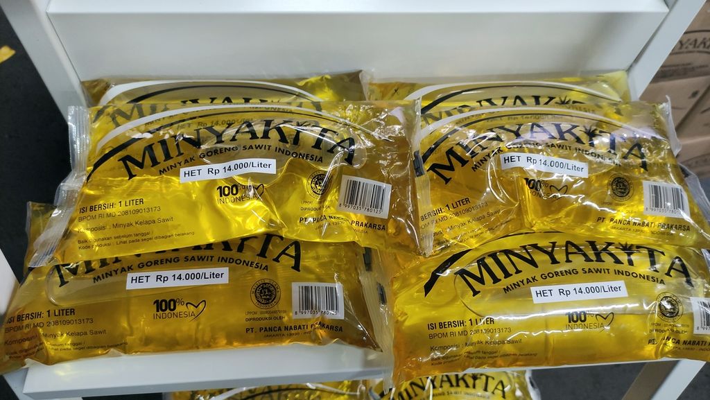 Minyak goreng kemasan rakyat yang dipamerkan dan dijual saat peluncurannya di kantor Kementerian Perdagangan, Jakarta, Rabu (6/7/2022). Minyak yang juga bagian dari pemenuhan kewajiban memasok kebutuhan pasar dalam negeri (<i>domestic market oblgation</i>/DMO) sawit itu dijual Rp 14.000 per liter.