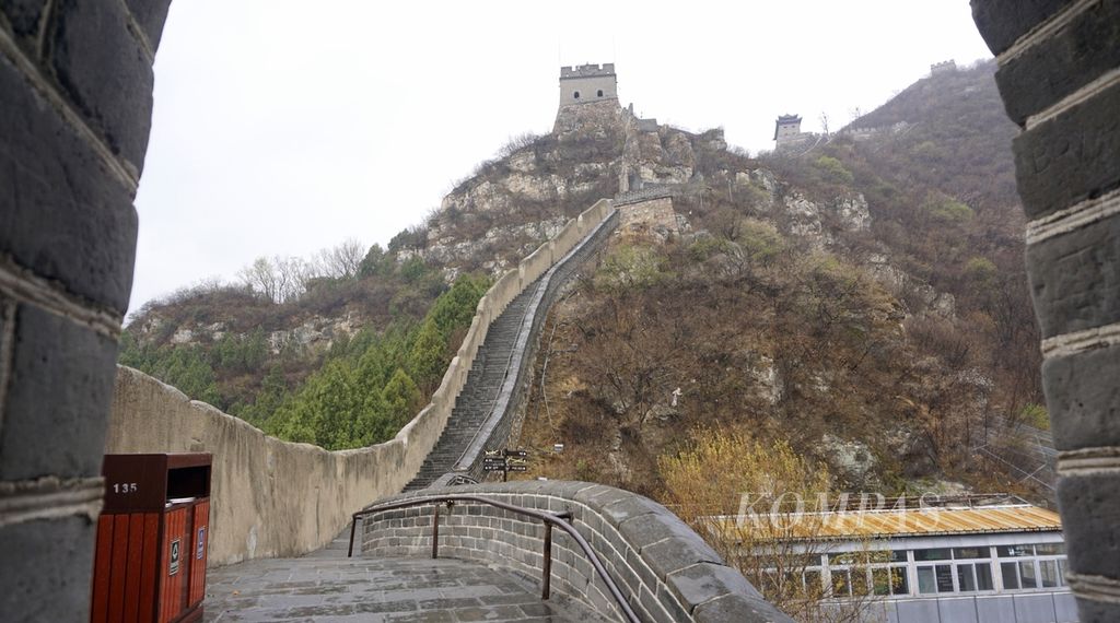 Pemandangan Tembok Besar China dari bagian barat jalur Juyongguan, sekitar 1,5 jam dari pusat Beijing, Jumat (7/4/2023). Tampak di kejauhan menara-menara suar atau <i>fenghuotai </i>yang dahulu kala digunakan untuk menyampaikan pesan militer lewat sinyal asap dan api.