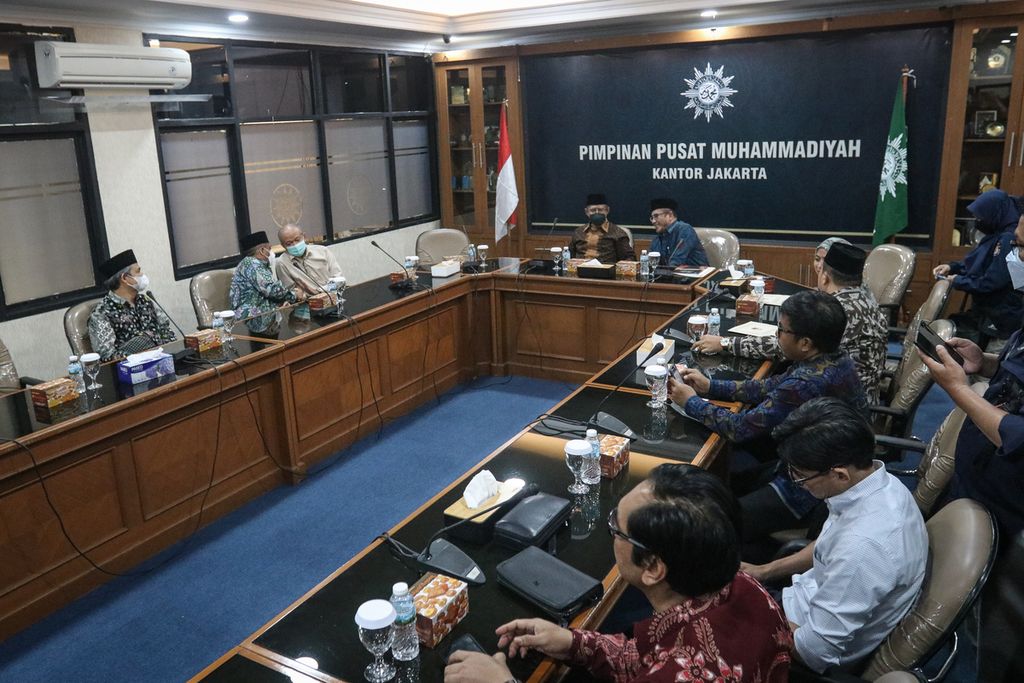 Suasana pertemuan KPU dengan Pimpinan Pusat (PP) Muhammadiyah di Gedung Pusat Dakwah Muhammadiyah, Jakarta, Selasa (3/1/2023). Dalam pertemuan yang berlangsung tertutup tersebut, Ketua KPU Hasyim Asy'ari disambut langsung oleh Ketua PP Muhammadiyah Haedar Nashir. 