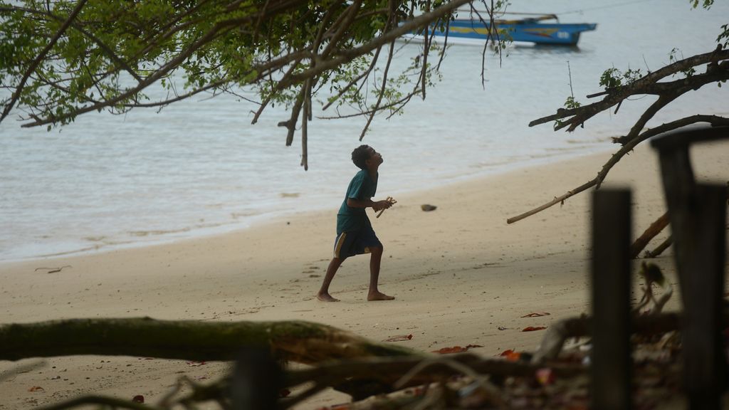 Sejumlah anak berburu burung dengan menggunakan ketapel di Pantai Tanjung Kasuari, Kota Sorong, Papua Barat, Kamis (27/5/2021). Anak-anak di kawasan itu menggunakan waktu senggang untuk bermain dengan alam seusai mengikuti kegiatan sekolah yang masih digelar terbatas