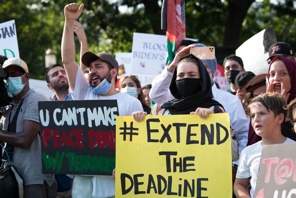 Demonstran meneriakkan slogan-slogan saat aksi unjuk rasa "Selamatkan Nyawa Afghanistan" di Lafayette Park di depan Gedung Putih di Washington, DC, AS, Sabtu (28/8/2021). Protes digelar setelah serangan di Kabul oleh NIIS Khorasan saat AS dan sekutunya mengevakuasi orang-orang dari Afghanistan. 
