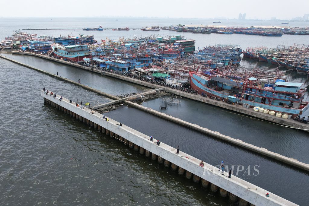 Kondisi tanggul pantai yang berada di pinggir Pelabuhan Perikanan Samudera Nizam Zachman, Muara Baru, Jakarta, Sabtu (11/3/2023). 