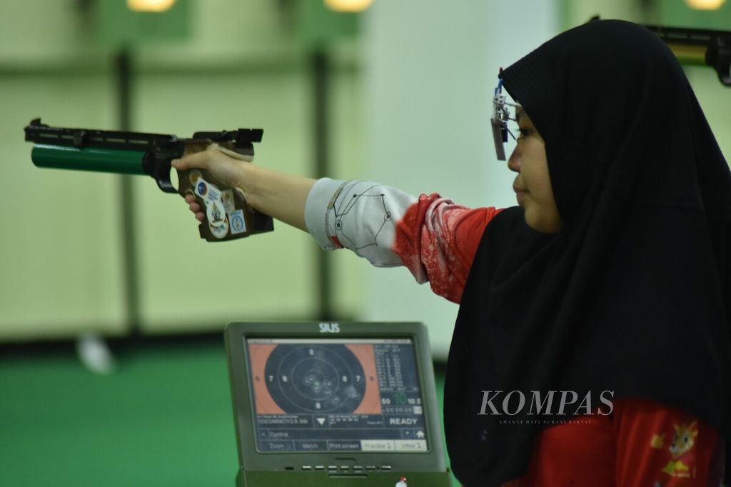 Petembak putri Indonesia Arista Perdana Putri Darmoyo saat ikut kualifikasi pistol angin 10 meter putri dalam Piala Dunia Menembak Senapan dan Pistol 2023 di Lapangan Tembak Senayan, Jakarta, Minggu (29/1/2023). 