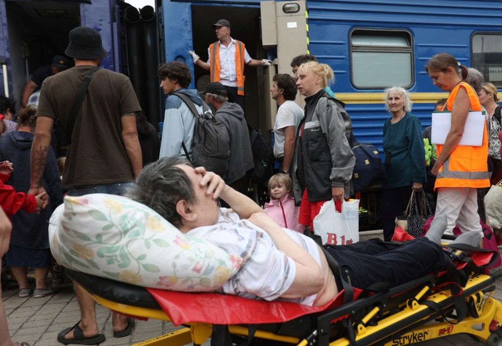 Orang-orang yang dievakuasi dari tempat pertempuran di wilayah Donetsk dan Luhansk  berkumpul di stasiun kereta api di Pokrovsk, wilayah Donetsk, untuk naik kereta api menuju kota Lviv di Ukraina barat, 15 Juni 2022,  saat perang Rusia-Ukraina memasuki hari ke-112.