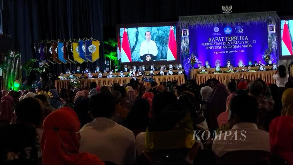 Presiden Joko Widodo memberikan sambutan secara daring dalam rapat terbuka perayaan Dies Natalis Ke-73 Universitas Gadjah Mada Yogyakarta, Senin (19/12/2022).