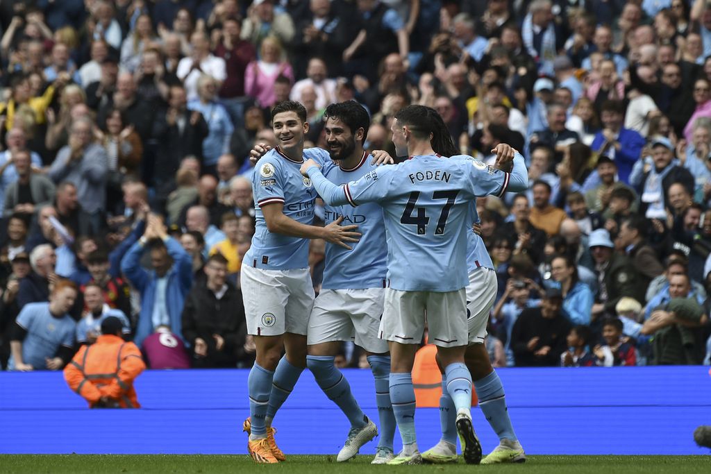 Gelandang Manchester City Ilkay Gundogan (kedua dari kiri) dan rekan-rekannya merayakan gol kedua City yang dicetaknya ke gawang Leeds United pada laga Liga Inggris di Stadion Etihad, Manchester, Inggris, Sabtu (6/5/2023). City mengalahkan Leeds, 2-1.