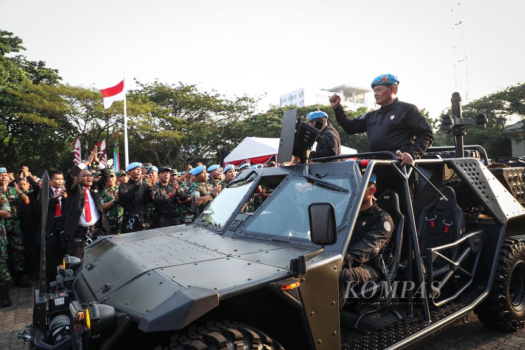 Panglima TNI Laksamana Yudo Margono menyapa anggota Pasukan Pengamanan Presiden (Paspampres) seusai upacara pembaretan dan penyematan brevet Paspampres di Markas Komando Paspampres, Jakarta, Senin (7/8/2023).