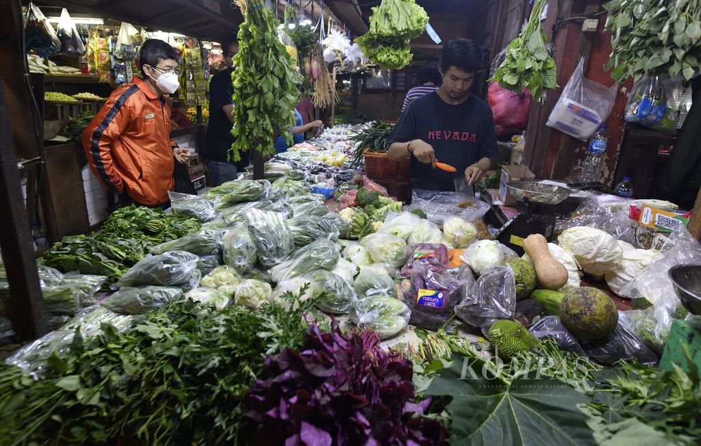Penjual sayur melayani pelanggan di Pasar Grogol, Jakarta Barat, Selasa (1/3/2022). Badan Pusat Statistik (BPS) mencatat deflasi di Indonesia pada Agustus 2022 sebesar 0,21 persen. 