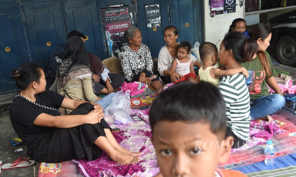 Warga yang rumahnya menjadi korban ledakan bahan petasan berkumpul bersama di depan sebuah rumah di Desa Karangbendo, Kecamatan Ponggok, Kabupaten Blitar, Jawa Timur, Senin (20/2/2023). Ledakan terjadi pada Minggu (19/2/2023) sekitar pukul 22.30. 