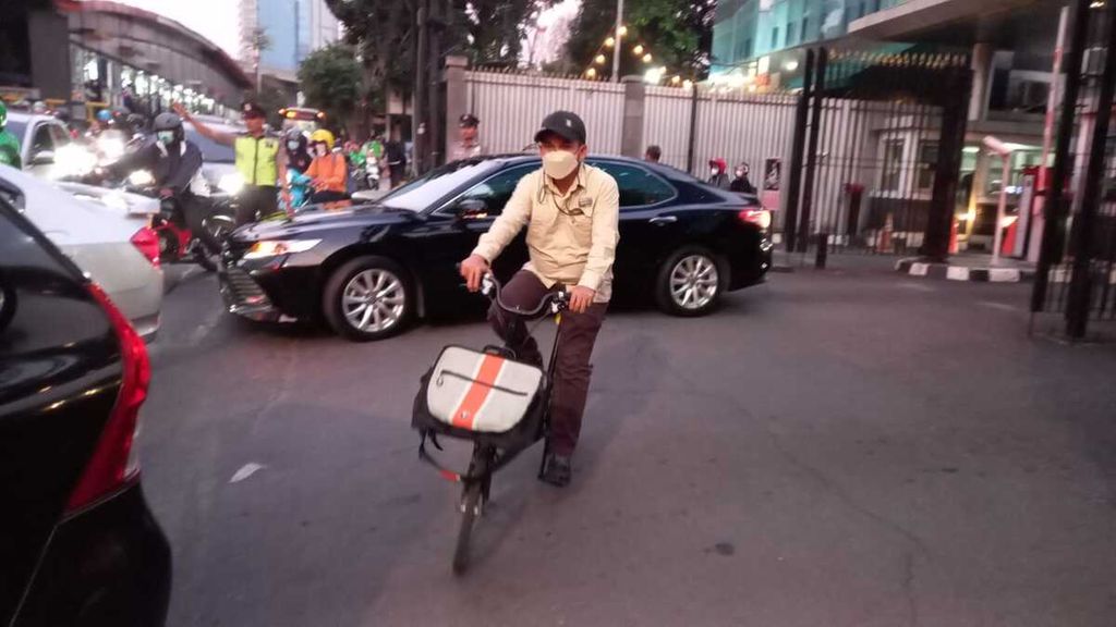 Ketua Umum Bike to Work Indonesia Fahmi Saimima (42) menggunakan sepeda dan transportasi umum saat pulang dari kantornya di Jakarta Selatan menuju rumahnya di Bekasi, Jawa Barat, Senin (4/9/2023). Selain hemat dan sehat, Fahmi juga mendapatkan manfaat sosial karena bisa berinteraksi dengan banyak orang yang ditemuinya di jalan.