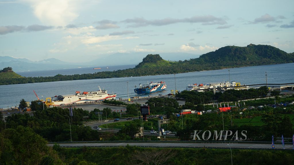 Kawasan Pelabuhan Bakauheni terlihat dari kawasan pariwisata terintegrasi Bakauheni Harbour City di Kabupaten Lampung Selatan, Lampung, Sabtu (6/4/2024).