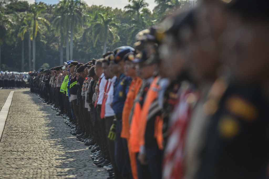 Rows of government institution personnel took part in the 2023 Ketupat Operation Call in the Monas area, Central Jakarta, Monday (17/4/2023). The National Police held a 2023 Ketupat Operation Call involving 148,261 joint personnel from related institutions. This operation was carried out in the framework of security during mudik  and Idul Fitri 2023 celebrations.