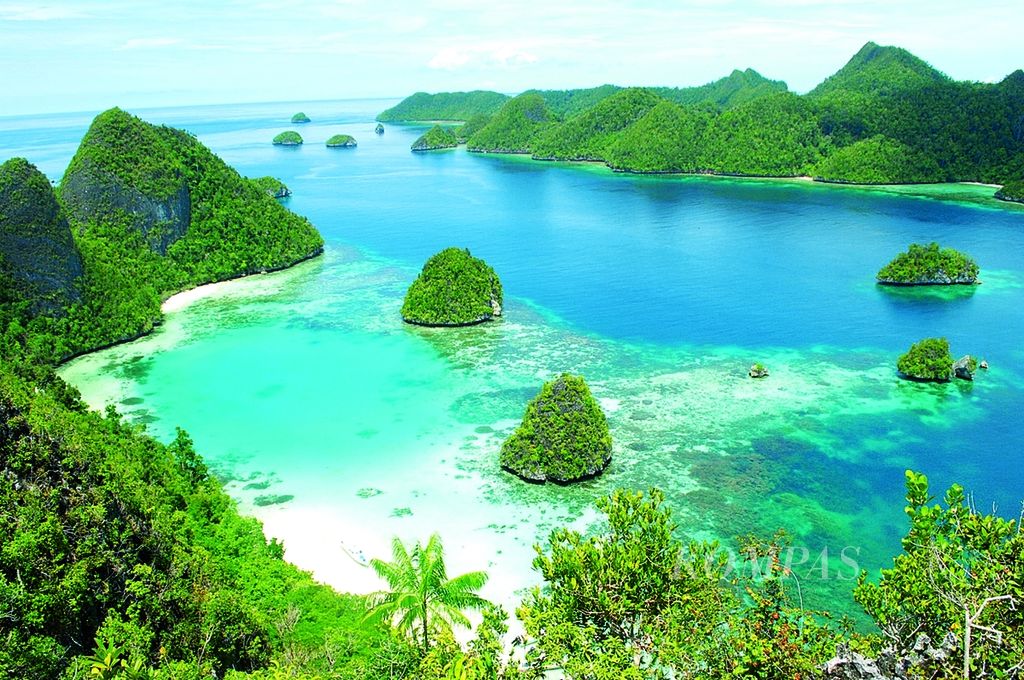 Pemandangan gugusan pulau di Wayag, yang merupakan jantung dari wisata Raja Ampat, Papua Barat. Selain menyelam, wisatawan juga dapat menikmati keindahan bawah laut dengan snorkeling atau <i>hanya sekadar</i> berenang. Kata <i>hanya</i> atau <i>sekadar</i> tidak harus ditulis bersamaan agar kalimat menjadi lebih efektif.