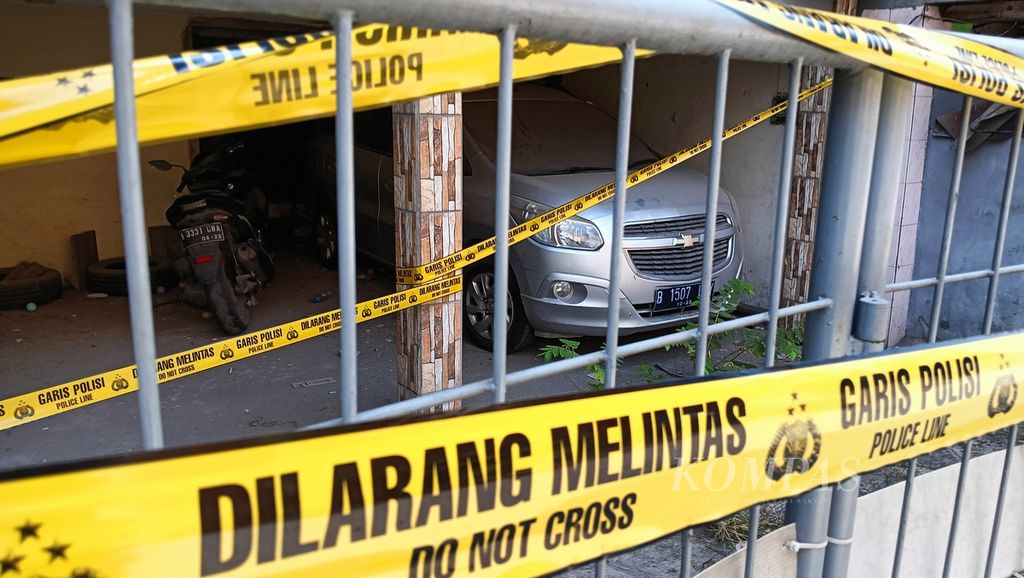 Garis polisi terpasang di rumah Hamka Rusdi di Jalan Balai Rakyat V, RT 006 RW 003 Kelurahan Tugu Selatan, Kecamatan Koja, Jakarta Utara, Senin (30/10/2023). Hamka dan anak AQ (2) ditemukan tak bernyawa di dalam rumahnya.