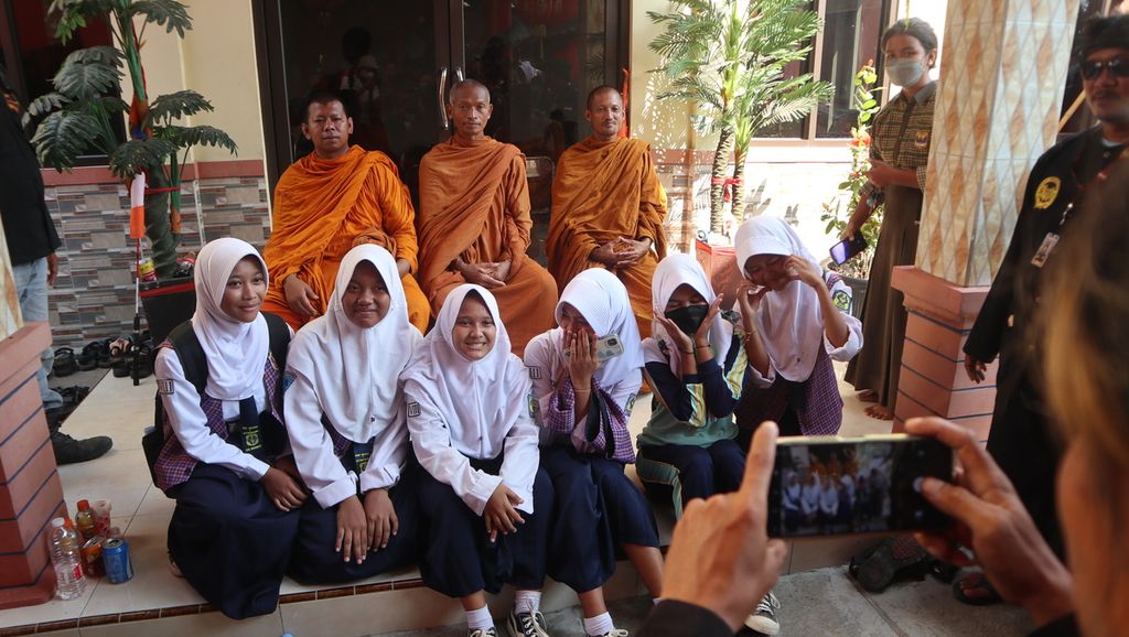 Sejumlah siswi Sekolah Menengah Pertama Negeri 1 Jatibarang berfoto bersama sejumlah biksu atau bhante di Vihara Budhi Asih, Kecamatan Jatibarang, Kabupaten Indramayu, Jawa Barat, Selasa (16/5/2023). 