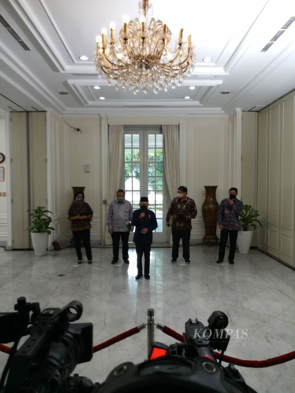 Wakil Presiden Ma’ruf Amin menyampaikan keterangan pers seusai rapat pleno perdana Komite Nasional Ekonomi dan Keuangan Syariah yang digelar di Istana Wakil Presiden, Jalan Merdeka Selatan, Jakarta, Selasa (30/11/2021).