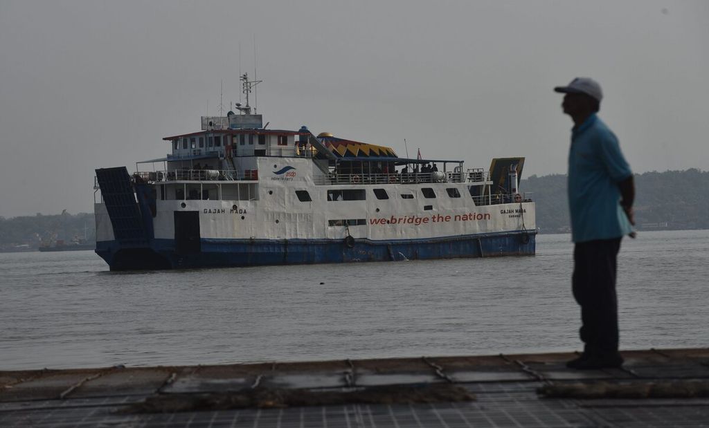 Petugas menunggu KMP Gajah Mada dari Pelabuhan Kamal sandar di Pelabuhan Ujung, Kota Surabaya, Jawa Timur, Senin (16/5/2022). Saat ini, penyeberangan dari Surabaya ke Madura dan sebaliknya hanya dilayani oleh dua kapal motor penumpang. Hal tersebut karena banyak warga yang kini beralih ke Jembatan Suramadu.