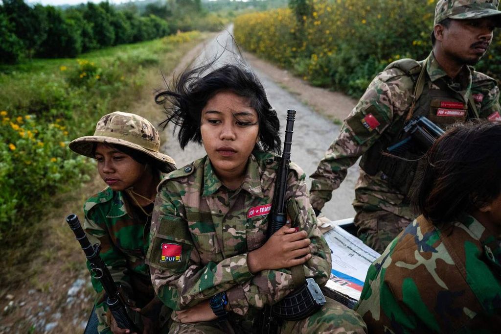 Foto bertanggal 10 Desember 2023 ini memperlihatkan perempuan anggota Pasukan Pertahanan Rakyat Mandalay atau Mandalay People Defense Forces (MDY-PDF) bergerak menuju medan pertempuran melawan militer Myanmar di Negara Bagian Shan, Myanmar utara.