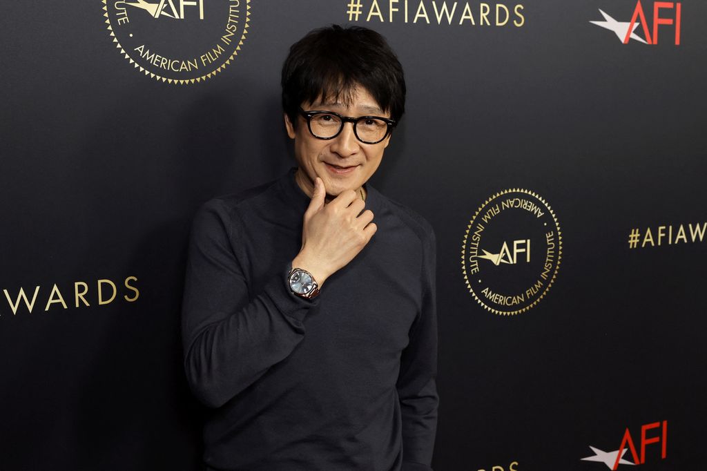 Aktor Ke Huy Quan menghadiri AFI Awards Luncheon di Four Seasons Hotel Los Angeles, Beverly Hills, California, Amerika Serikat, Jumat (13/1//2023).