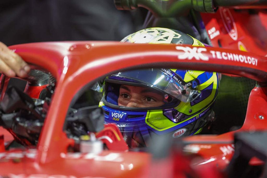 Pebalap cadangan Ferrari, Oliver Bearman, duduk di mobilnya jelang balapan Formula 1 seri Arab Saudi di Sirkuit Jeddah Corniche, Minggu (10/3/2024) dini hari WIB. Dalam debutnya di balap F1, Bearman tampil gemilang dengan finis ketujuh. 
