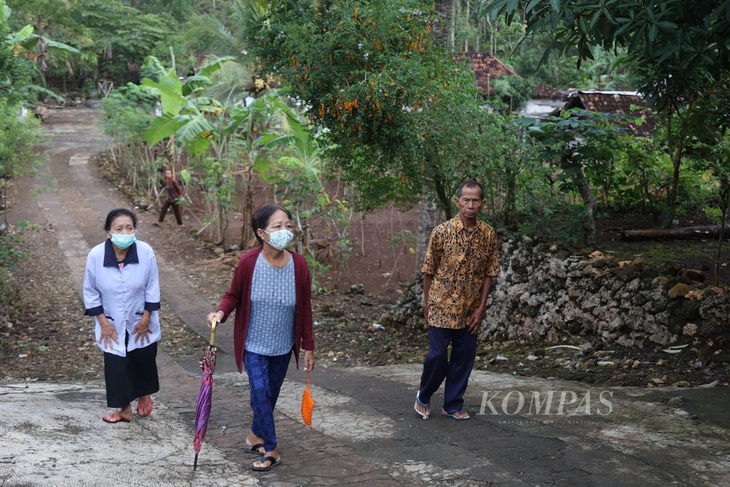 Warga datang ke balai dusun untuk diambil sampel darahnya di Dusun Jati, Candirejo, Semanu, Gunungkidul, DI Yogyakarta, Jumat (7/7/2023). 