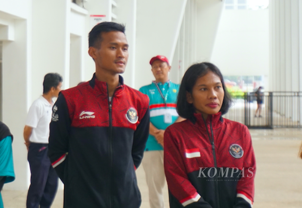 Pelari jarak jauh Indonesia, Odekta Elvina Naibaho (kanan), hadir pada <i>time trial </i>Lalu Muhammad Zohri di Stadion Madya Gelora Bung Karno, Senayan, Jakarta, Sabtu (9/3/2024) pagi.