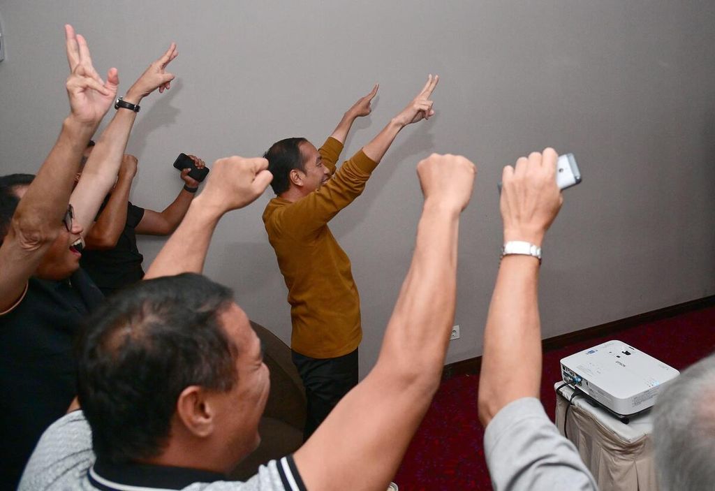 Presiden Joko Widodo bersama sejumlah menteri dan perangkat melekat saat menonton laga timnas sepak bola Indonesia melawan Vietnam, yang berakhir dengan skor 3-0, dalam laga lanjutan kualifikasi Piala Dunia 2026 zona Asia Grup F, di hotel tempatnya bermalam di Kota Palu, Sulawesi Tengah, Selasa (26/3/2024).
