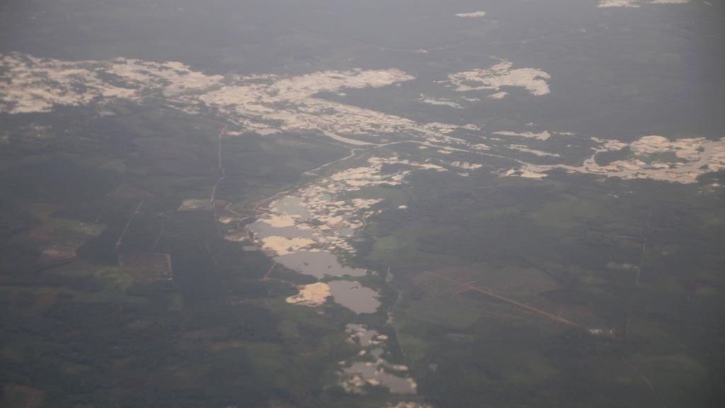 Foto udara tampak lubang-lubang bekas galian tambang timah menganga di sejumlah wilayah di Pulau Bangka, Provinsi Kepulauan Bangka Belitung, Kamis (16/2/2017). Sebagian besar tambang timah di Pulau Bangka dilakukan secara konvensional tanpa sistem yang ideal.