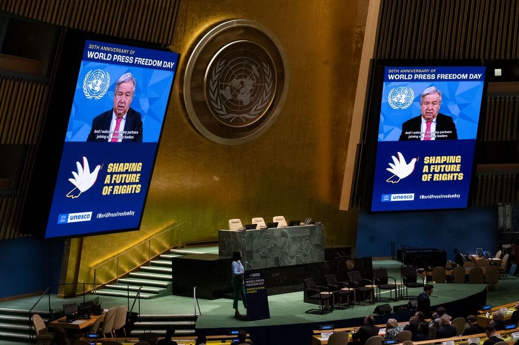 Dalam foto yang dirilis oleh Perserikatan Bangsa-bangsa pada Selasa (2/5/2023) tampak Sekretaris Jenderal PBB Antonio Guterrres tengah menyampaikan sambutan melalui video saat peringatan Hari Kebebasan Pers Sedunia di Markas Besar PBB di New York City.