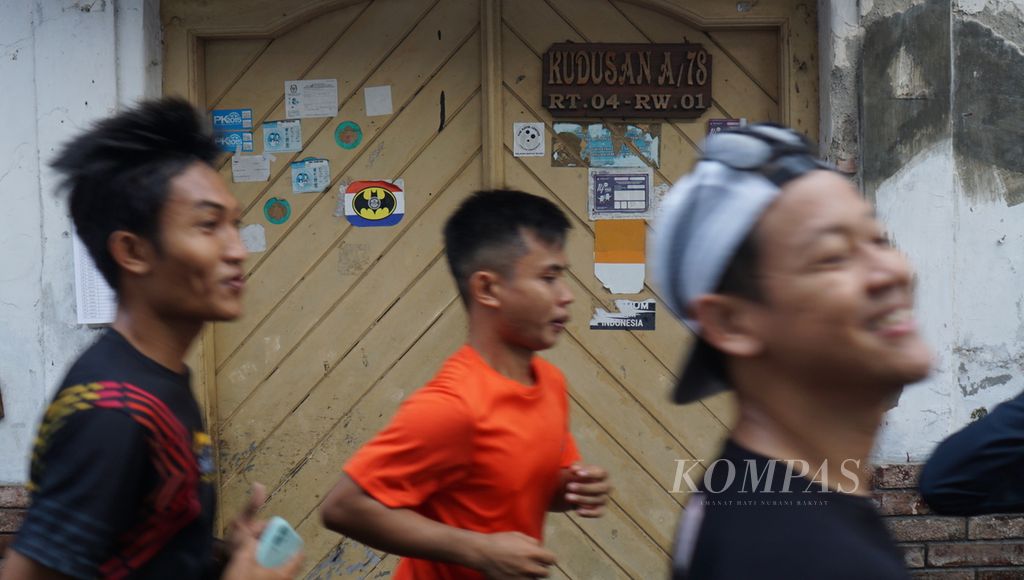 Para pelari dari sejumlah komunitas mengikuti The Tour di kawasan Kotagede, Kota Yogyakarta, Daerah Istimewa Yogyakarta, Sabtu (8/7/2023). 