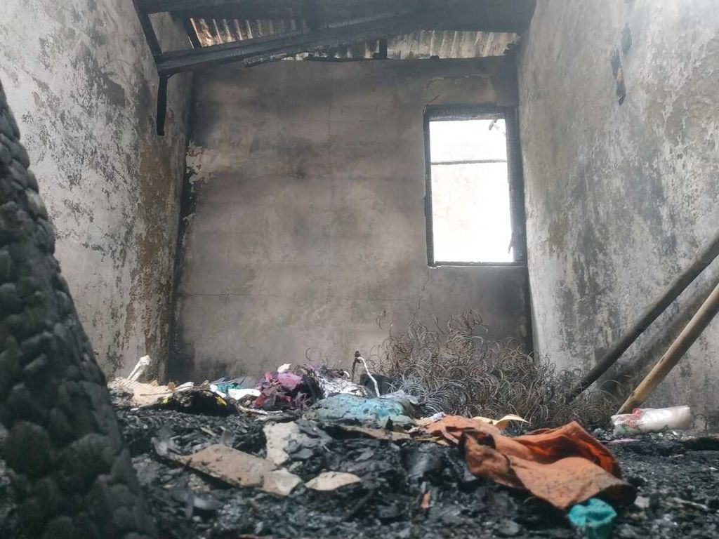 Kondisi lantai dua rumah yang turut terbakar di permukiman padat penduduk di Kramat Pulo, Senen, Jakarta Pusat, Senin (16/1/2023).