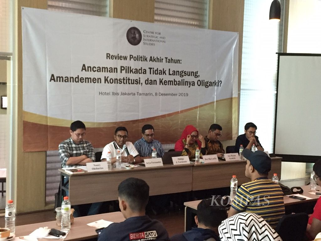 Sejumlah pembicara menghadiri diskusi bertajuk Review Politik Akhir Tahun: Ancaman Pilkada Tidak Langsung, <i>Amandemen </i>Konstitusi, dan Kembalinya Oligarki. Diskusi itu diadakan Centre for Strategic and International Studies (CSIS), Minggu, (8/12/2019) di Jakarta. Kata yang sesuai KBBI adalah <i>amendemen</i>.