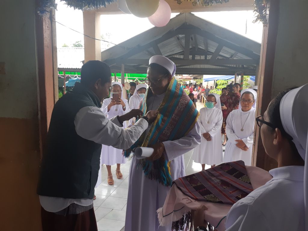 Ustaz Abdul Malik mengalungkan selendang ke leher Suster Maria Krisanti di Rumah Sakit Kusta Pembantu Abadi, Desa Naob, Kabupaten Timor Tengah Utara, Nusa Tenggara Timur. Malik pernah menjadi pasien di rumah sakit tersebut. 