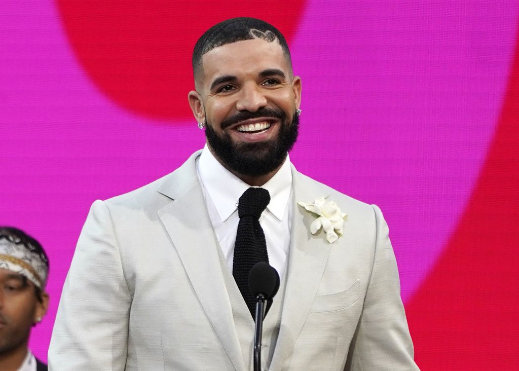 Drake terlihat pada penganugerahan musik Billboard Music Awards di Los Angeles, 23 Mei 2021. 